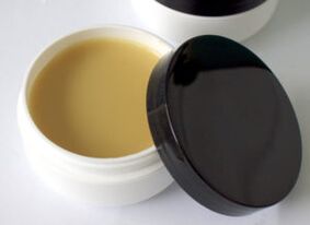 pomada a base de herbas medicinais para o tratamento de fungos no pé